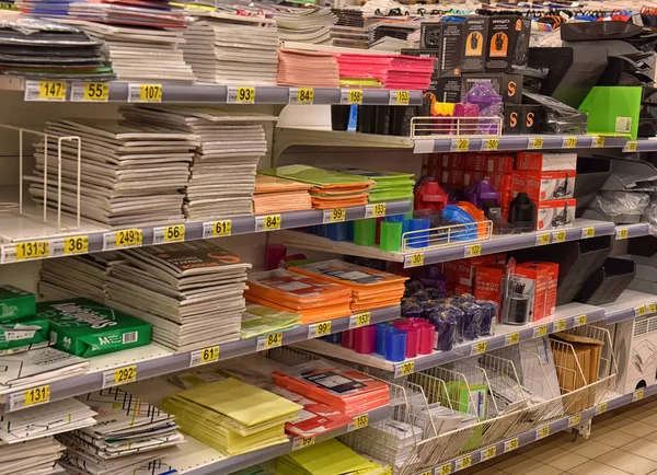 Bürobedarf für das Schuljahr im Supermarkt — Stockfoto