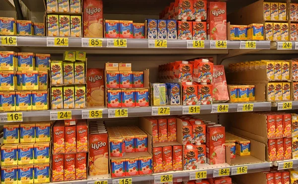 Rússia, São Petersburgo, 15,08,2017 Produtos lácteos nas prateleiras do supermercado — Fotografia de Stock