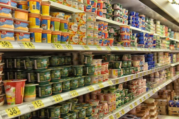 Rusko, Petrohrad, 15,08,2017 mléčných výrobků na regálech v supermarketu — Stock fotografie