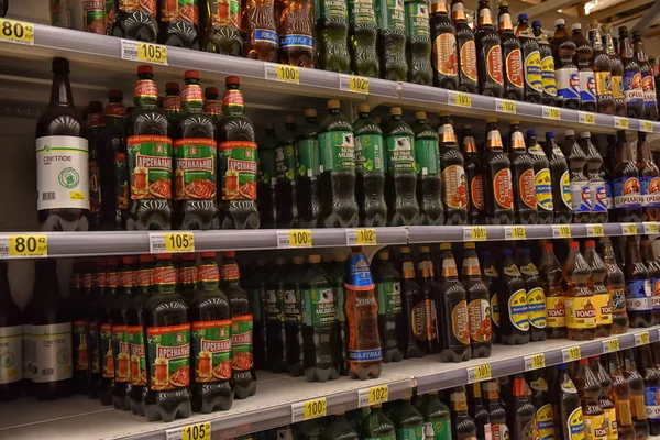 Rosja, Sankt Petersburg, 15,08,2017 piwo na półkach w supermarkecie — Zdjęcie stockowe
