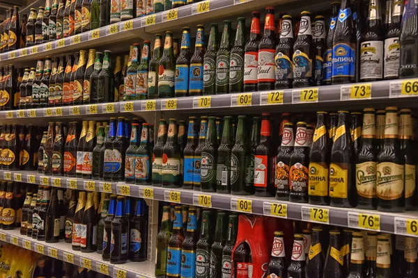 Russia, St. Petersburg, 15,08,2017 beer in banks in the supermarket — Stock Photo, Image