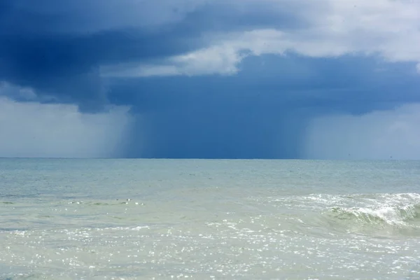 Lluvia sobre las nubes del mar Tailandia — Foto de Stock