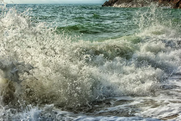 Colidindo ondas do oceano durante a tempestade — Fotografia de Stock
