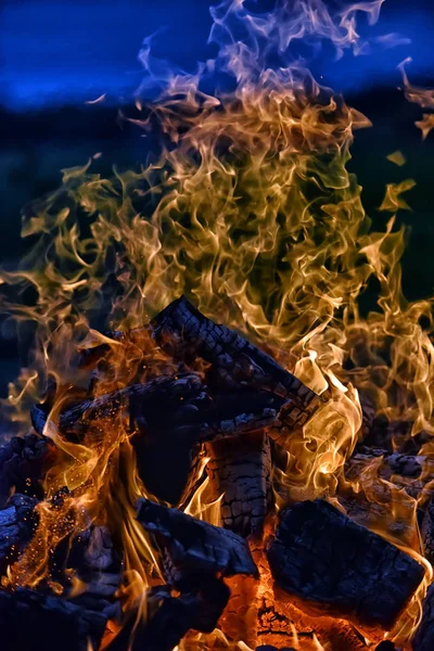 Lagerfeuer am Abend gegen den Himmel — Stockfoto