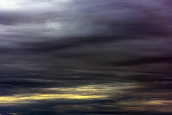 El cielo de la tarde con nubes oscuras — Foto de Stock