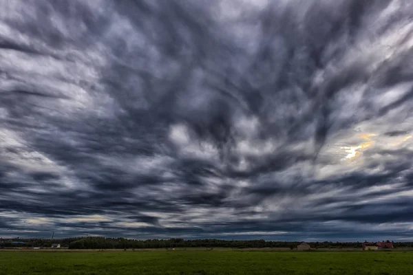 Ciel avec nuages de pluie sur le champ — Photo