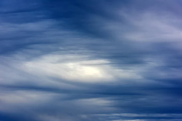 Nuages de pluie dans le ciel bleu — Photo