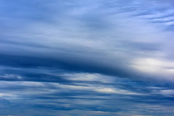 Nuages de pluie dans le ciel bleu — Photo