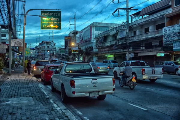 Thailand, Pattaya, 27,06,2017 kväll gator och bilar på vägarna — Stockfoto