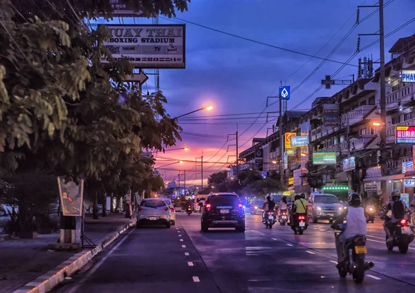 Tailândia, Pattaya, 27.06,2017 Ruas e carros noturnos nas estradas — Fotografia de Stock