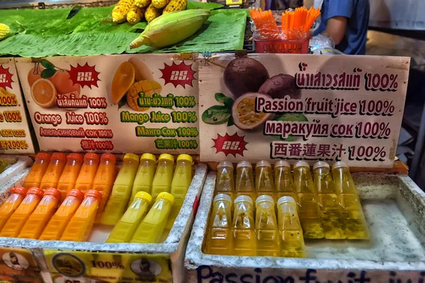 Thailand, Pattaya, 25.06.2017 Natural juices in bottles in the Thai night market — Stock Photo, Image