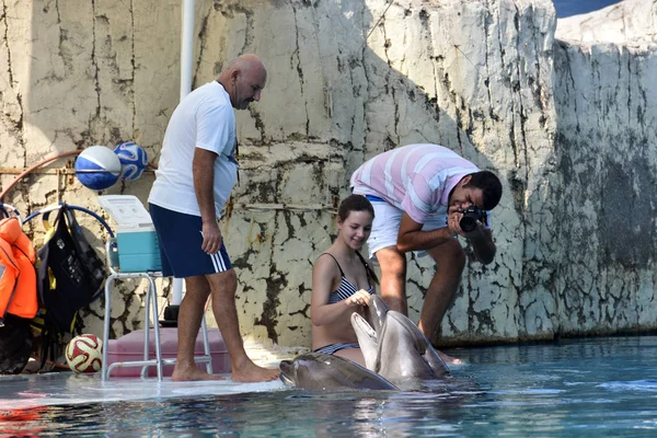 Turquía, Kemer, 05,08,2017 Bañarse con delfines bajo la supervisión de un instructor en el Delfinario Kemer —  Fotos de Stock