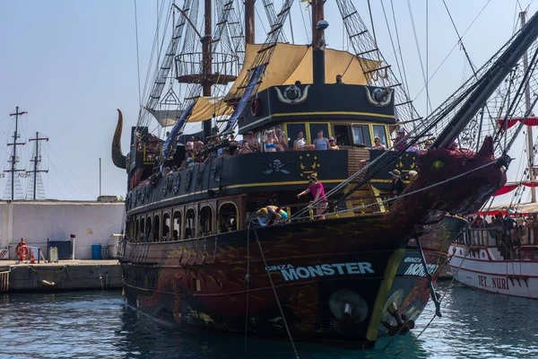 Kemer, truthahn - 11,08,2017 touristische piratenschiffe im hafen von kemer — Stockfoto