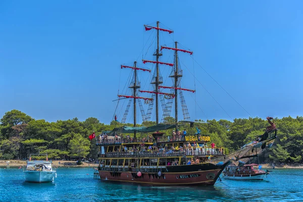 Kemer, Turkey - 11,08,2017 turist korsan gemi kemer bağlantı noktası — Stok fotoğraf