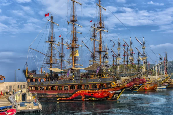 KEMER, TURQUIA - 11,08,2017 Navios piratas turísticos no porto de Kemer — Fotografia de Stock