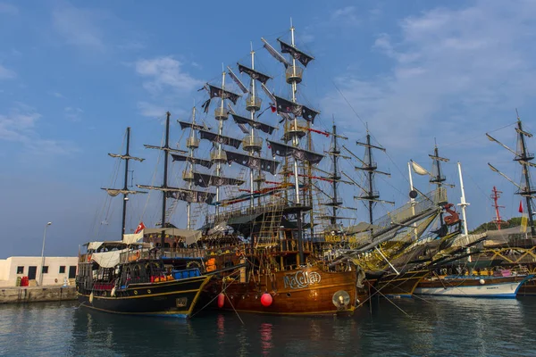 KEMER, TURKEY - 11,08,2017 Tourist pirate ships in the port of Kemer — Stock Photo, Image