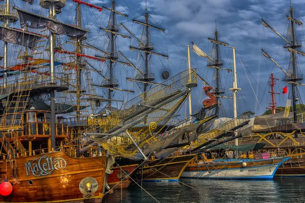 KEMER, TURKEY - 11.08,2017 Туристические пиратские суда в порту Кемер — стоковое фото