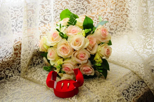 Bukiet panny młodej z białych róż i obrączki — Zdjęcie stockowe