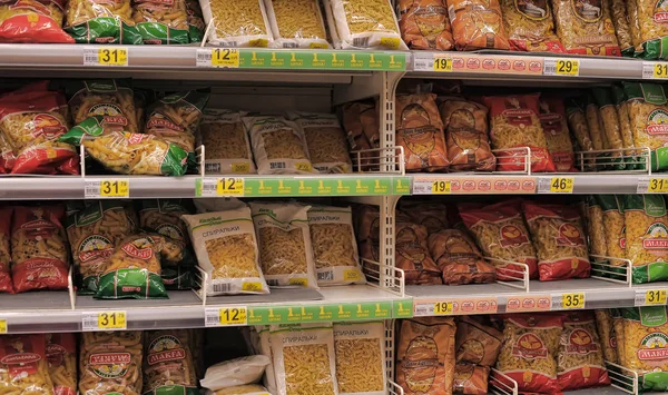 Russie, Saint-Pétersbourg 17,05,2014 Macaroni sur les étagères dans le supermarché — Photo
