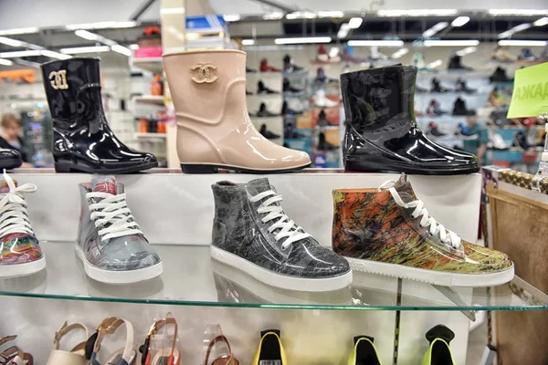 Rusia, San Petersburgo 10,09,2017 Botas y zapatos de goma en la tienda — Foto de Stock