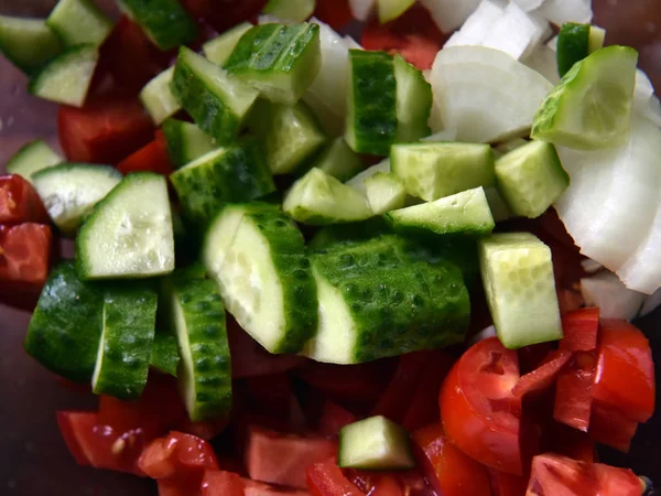 Gesneden tomaten, komkommers en uien — Stockfoto