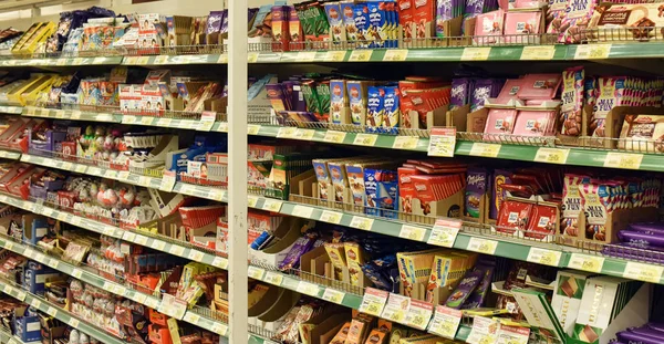 Rússia, São Petersburgo, 01,03,2014 Chocolates nas prateleiras do supermercado — Fotografia de Stock