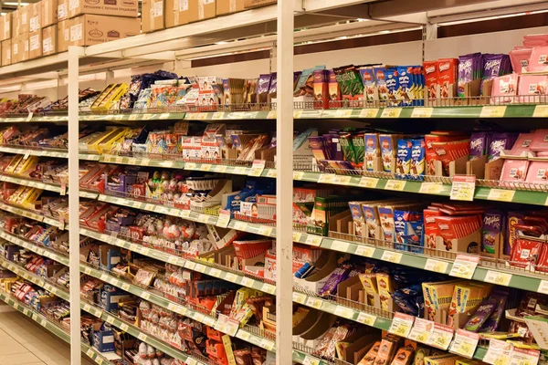 Rusia, San Petersburgo, 01,03,2014 Chocolates en los estantes de los supermercados —  Fotos de Stock