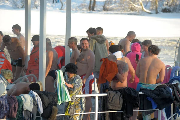 Rusland, Petersburg, 19.01,2014 Mensen tijdens de traditionele Epiphany baden — Stockfoto