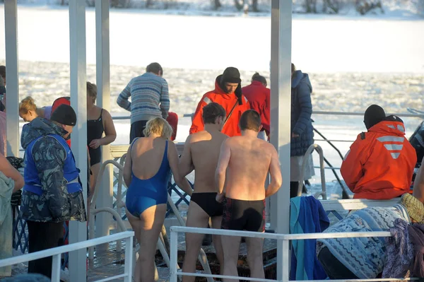 Ryssland, Petersburg, 19.01.2014 Människor under den traditionella trettondagen bad — Stockfoto