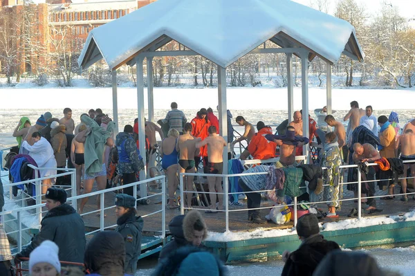 Rosja, Petersburg, 19,01,2014 Ludzie podczas tradycyjnych kąpieli Objawienia Pańskiego — Zdjęcie stockowe