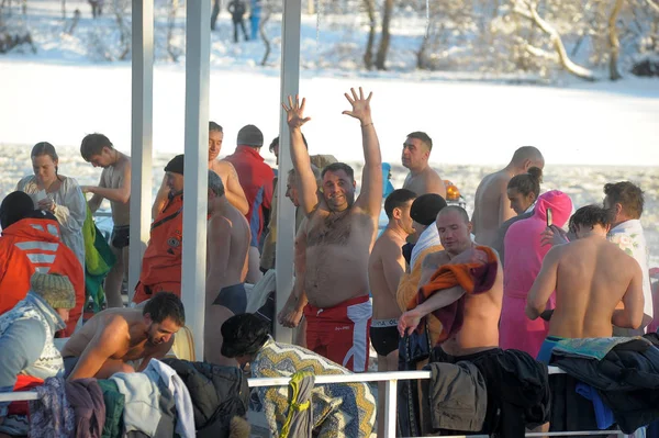 Russia, Pietroburgo, 19,01,2014 Le persone durante il tradizionale bagno dell'Epifania — Foto Stock
