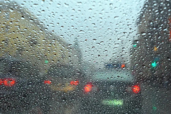 在雨中落在玻璃和城市上 — 图库照片