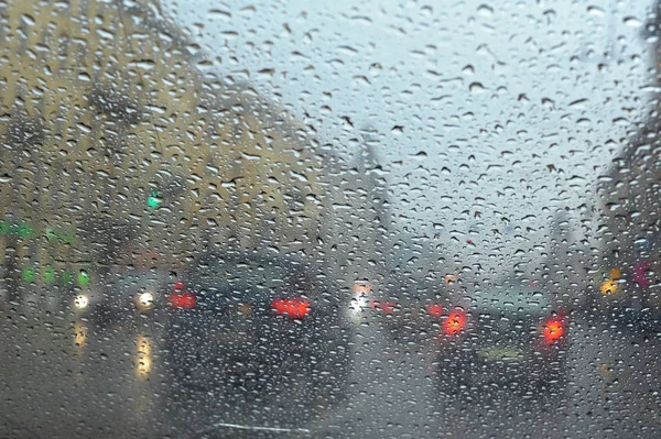 在雨中落在玻璃和城市上 — 图库照片