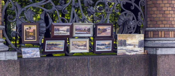 Rússia, São Petersburgo, 23,09,2017 Obras de artistas à venda na rua na cerca do Jardim Mikhailovsky . — Fotografia de Stock