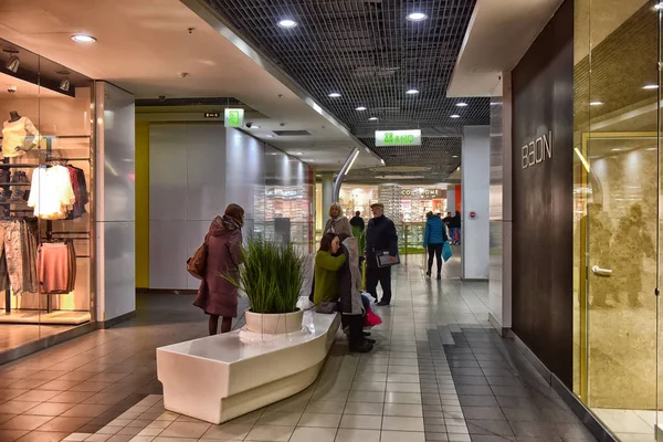 Rosja, Sankt Petersburg, 09.29.2017 nowoczesne centrum handlowe "Academspark" z pięknym wystrojem w stylu eko — Zdjęcie stockowe