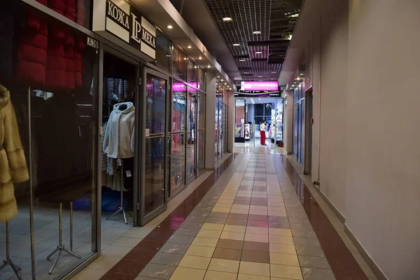 Corridoi del moderno centro commerciale "Accademico " — Foto Stock