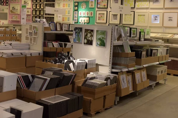 Salles de marchandises dans le magasin de meubles Ikea — Photo