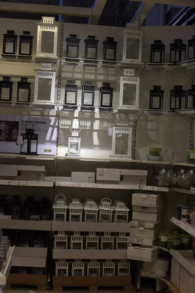 Залы товаров в мебельном магазине Ikea — стоковое фото