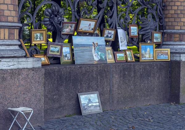 Rusko, Petrohrad, 23,09,2017 díla umělců na prodej v ulici na plot zahrady Mikhailovsky. — Stock fotografie