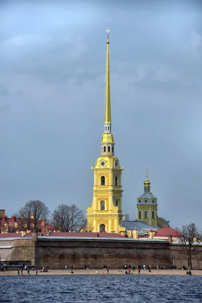 Rusia, San Petersburgo, 12,04,2015 Pedro y Pablo Fortaleza, vista a través del río Neva — Foto de Stock