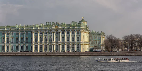 Rosja, Sankt Petersburg, 12,04,2015 Pałac zimowy, widok po drugiej stronie rzeki Newy — Zdjęcie stockowe