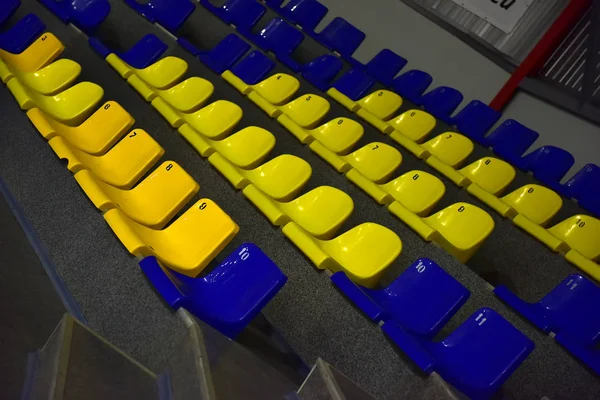 Жовті Сині Сидіння Стадіоні — стокове фото