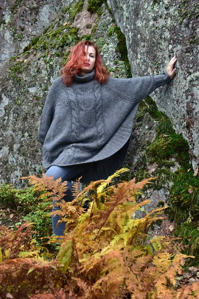 Piękna Rudowłosa Kobieta Jesienią Parku — Zdjęcie stockowe
