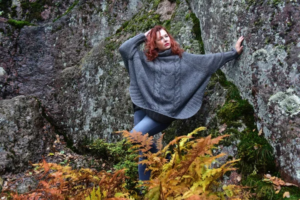 Hermosa mujer pelirroja en otoño —  Fotos de Stock