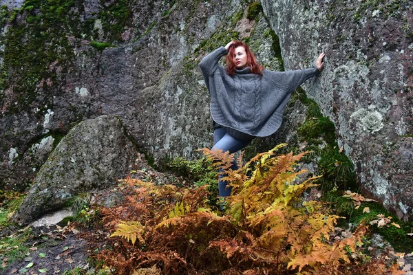 Gyönyörű Vörös Hajú Ősz Parkban — Stock Fotó