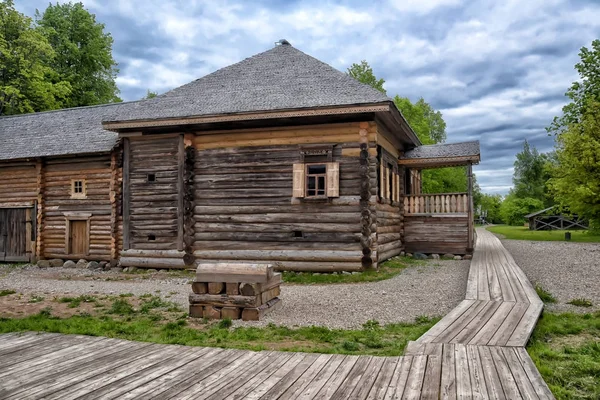 Velikiy Novgorod, Russia - 23.05.2015: Typical farmhouse in northern Russia. Open air Museum of Wooden Architecture  of the 16th-19th centuries Vitoslavlitsy in Novgorod in Russia. — Stock Photo, Image