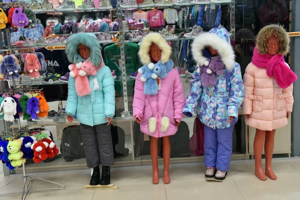 Manequins infantis no inverno jaquetas na loja — Fotografia de Stock