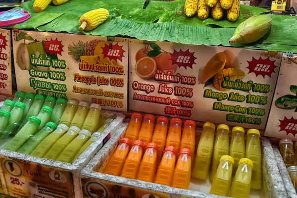 Thailandia Pattaya 2017 Succhi Naturali Bottiglia Nel Mercato Notturno Thailandese — Foto Stock
