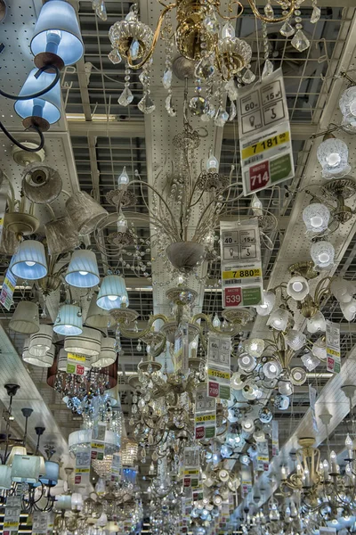 Lusters y lámparas expuestas en la tienda en venta — Foto de Stock