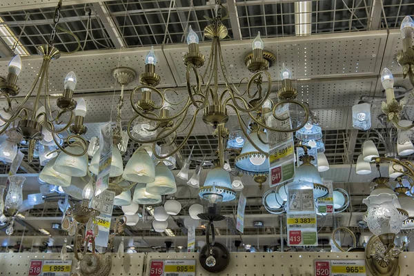 吊灯和灯具陈列在商店出售 — 图库照片